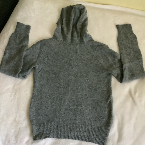 100% Lambs Wool Sweater w/ Hood - Picture 6 of 7